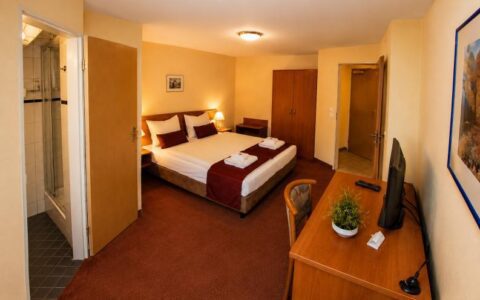 Spacious Verdo Hotel double room with comfortable double bed, workspace desk, warm lighting, and modern boutique hotel interior.