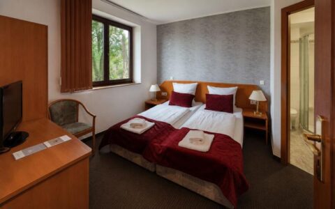 Verdo Hotel double room with cozy double bed, warm lighting, workspace desk, and modern boutique hotel atmosphere.