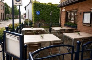 Outdoor terrace seating area at Verdo Hotel with cozy tables, greenery, and relaxed European boutique hotel atmosphere.