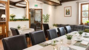 Verdo Hotel restaurant interior with elegant dining tables, natural daylight, warm wooden details, and cozy boutique dining atmosphere.